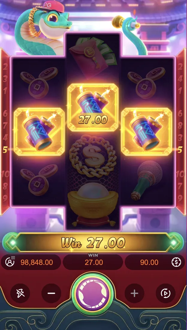 Tela de Fortune Snake com símbolos de latas destacados nos três rolos